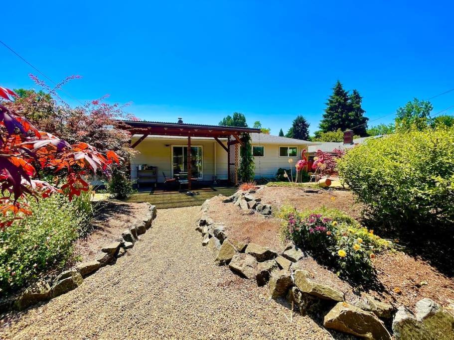 Villa Colorful 50'S Ranch In The Heart Of Eugene Extérieur photo