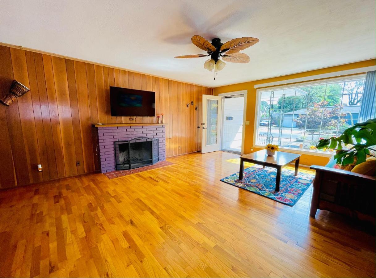 Villa Colorful 50'S Ranch In The Heart Of Eugene Extérieur photo